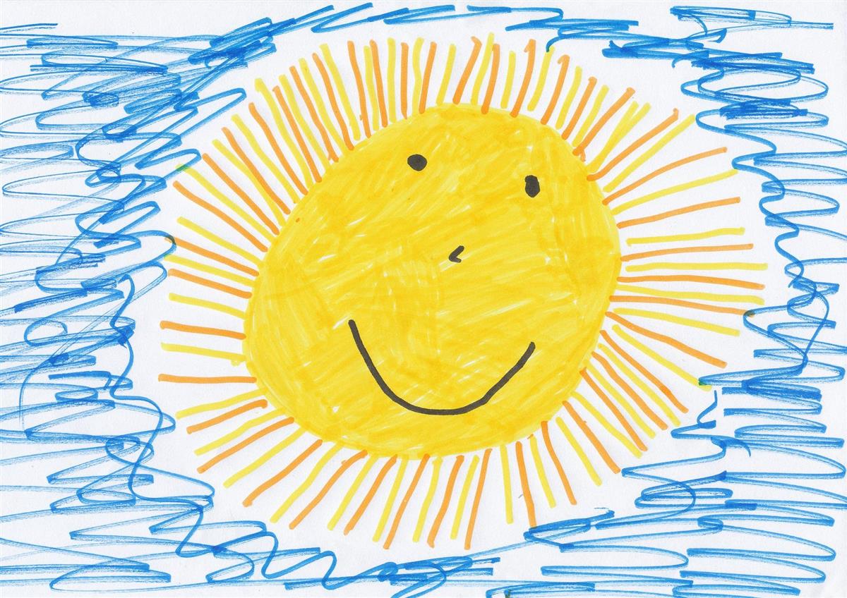 En barnetegning av en gul sol oppe på en blå himmel - Klikk for stort bilde